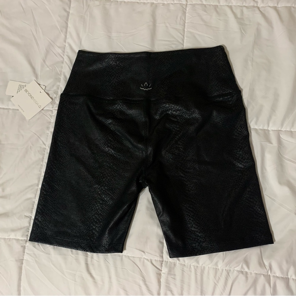 Beyond Yoga Black Bike Shorts for Active Comfort - Picture 3 of 3